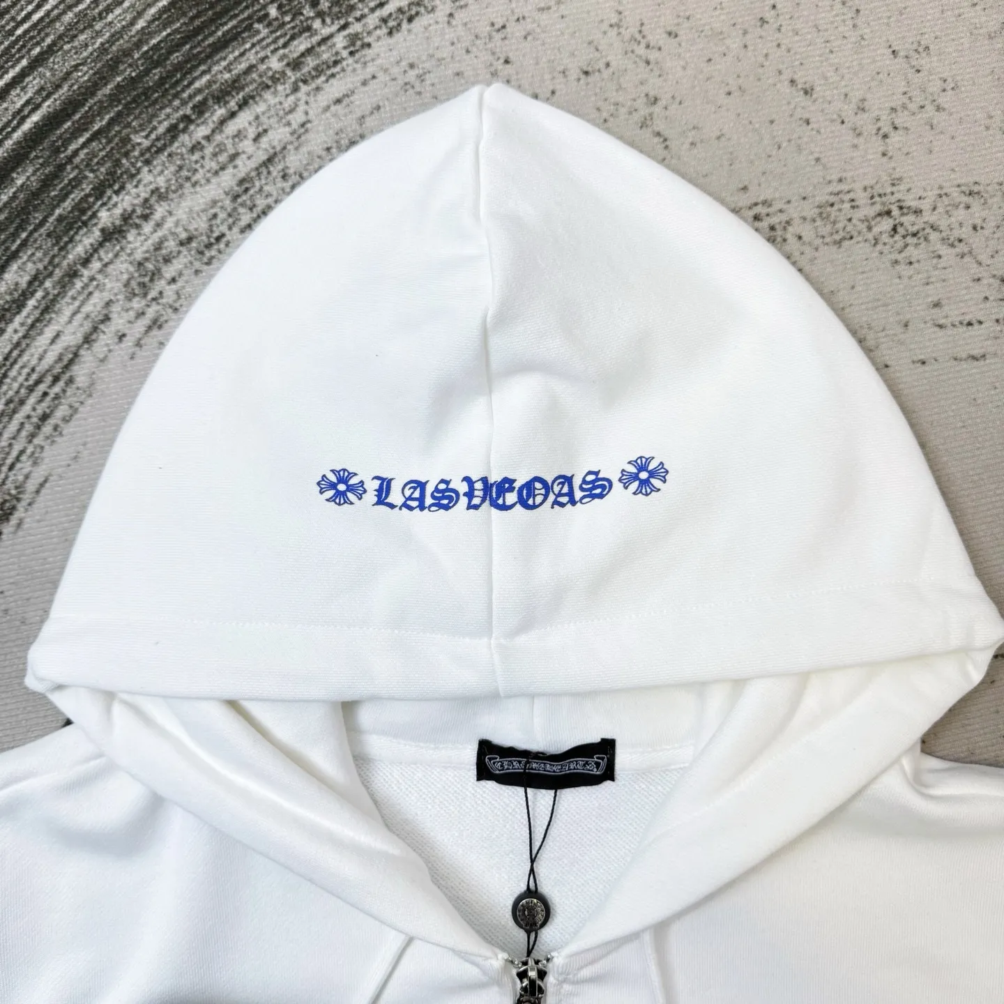 P290 ChromeHearts Rolling Stone Blue Tongue Hooded Jacket, the same style as ChromeHearts counters. Made of 430g double-ply double-yarn pure cotton terry fabric. Original custom hardware zipper. Details are restored in place. Very textured on the handle. Three-dimensional and atmospheric. Versatile and easy to wear in autumn. Simple and elegant. Adopts os version. The upper body effect is great. Suitable for all body types. Soft and comfortable. CH letter offset printing on the front and blue tongue text offset printing on the back. Small punctuation on the hem. Machine washable. No fading, no deformation, complete accessories, original mold opening, perfect restoration of zp 2:1, same style for men and women, versatile and easy to match, size s m l xl color white
